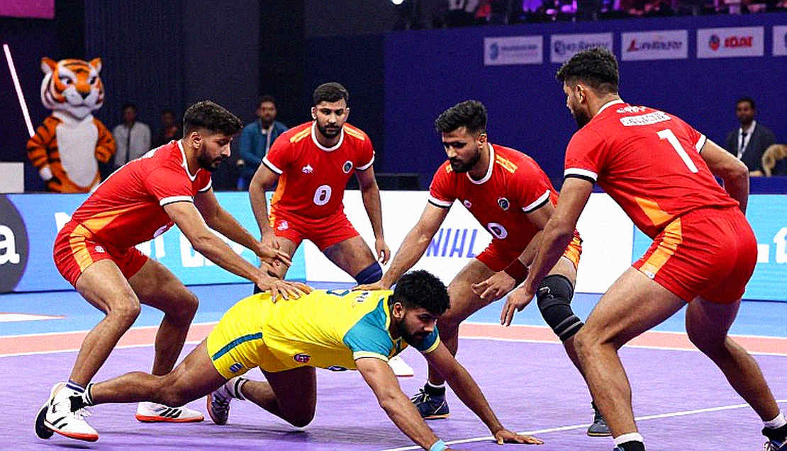 ১৭ থেকে ১২: ভারতের 'সবচেয়ে শক্তিশালী দল' আসলে একটা ঝুঁকি-হস্তান্তর